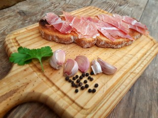 jamón serrano con pan tostado ajo  tomate