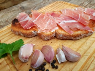 jamón serrano con pan tostado ajo  tomate
