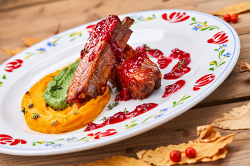grilled ribs with pumpkin puree
