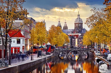 Plexiglas foto achterwand Amsterdam, Nederland. Herfst zonsondergang in de rosse buurt. © Yasonya