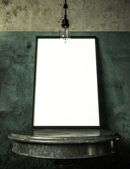 Runder Tisch mit leerem Bild vor schmutziger Wand 