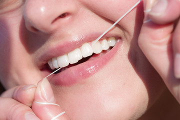 Nahaufnahme, wie Zahnseide anwendet wird
