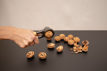 Walnüssen von Hand mit Nussknacker öffnen