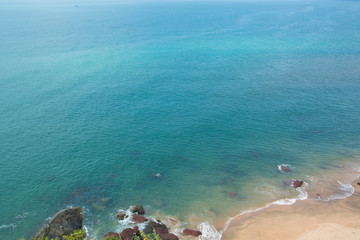 Obraz premium Inviting blue waters of the Arabian sea at Cola beach, Goa, India on a bright sunny day