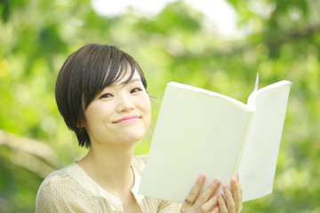 Fototapeta premium 読書する女性