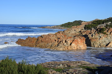 Felsen am Strand von Plettenberg Bay in Südafrika