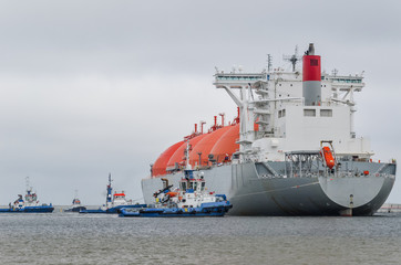 Fototapeta premium LNG TANKER - Ship and tugs are maneuvering at the gas terminal in Swinoujscie
