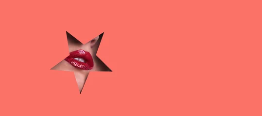 Blick auf helle Lippen mit Glitzer durch Sternloch im lebenden Korallenpapierhintergrund. Make-up-Künstler, Schönheitskonzept. Kosmetik verkauf. Werbebanner für Schönheitssalons mit Kopienraum © jchizhe