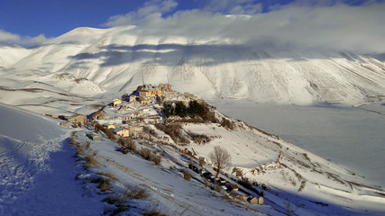 Piccolo borgo di Castelluccio di Norcia distrutto dal terremoto coperto dalla neve