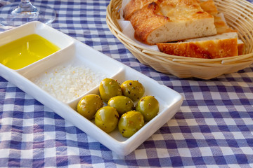 Spanische Vorspeise mit Oliven, Olivenöl, Meersalz und Brot © Jürgen Fälchle