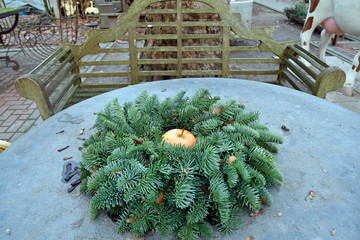 winterliche dekoration auf gartenlokaltisch