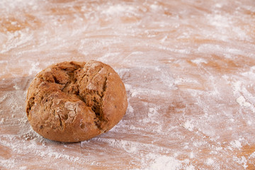 Frisch gebackenes Brötchen auf Backtisch