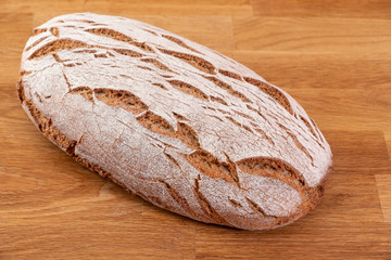 Frisches Krustenbrot auf Holztisch