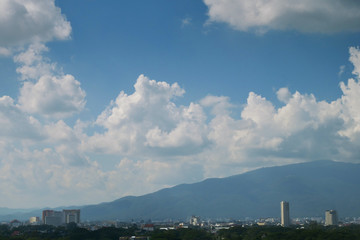 Obraz premium white cloud on clear blue sky above the town