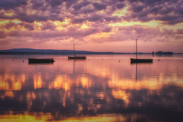 Abendstimmung am Steinhuder Meer mit drei Segelbooten nach dem Sonnenuntergang