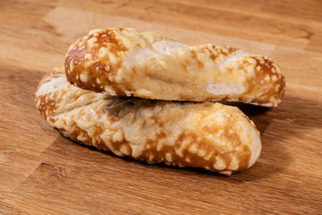 Käsestangen auf Holztisch