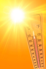 Fototapeta premium ilustracja koloru pomarańczowego i żółtego przedstawiająca słońce i termometr otoczenia