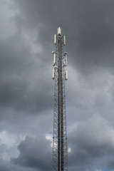 Obraz premium Telecommunication mast for signals for telephone with a clouded threatening sky