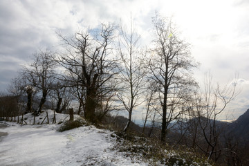 Obraz na płótnie Canvas Paesaggio montano innevato, in Campania, Sud Italia. Gennaio 2019.