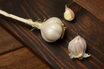 garlic on wooden chopping board