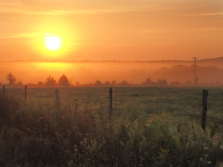 Fototapeta na wymiar sunrise over farmland