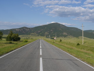 Fototapeta na wymiar road to the mountains