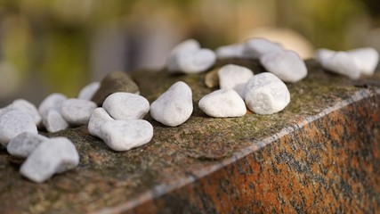 Friedhof Impressionen im Januar- Steine auf jüdischem Grab
