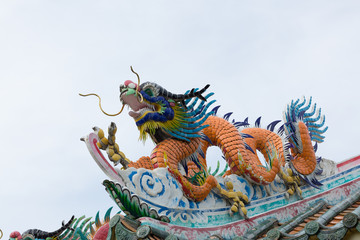 Fototapeta na wymiar dragon statue on roof chinese temple