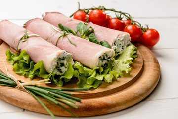 Prosciutto cotto ripieno di formaggio e erbe aromatiche