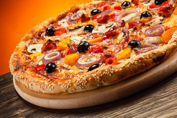 Pizza pepperoni with black olives