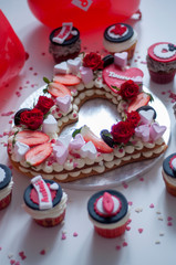 Miłosny tort w kształcie serca - obrazy, fototapety, plakaty
