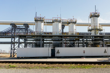Obraz premium Oil refinery in Russia. equipment and complexes for hydrocarbon processing. Section of technological columns for the manufacture of gasoline.