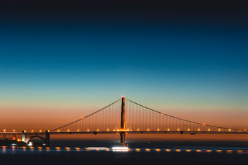 Fototapeta na wymiar Sfumature al tramonto sul Golden Gate Bridge