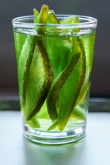 Vaso de alcohol con pomelo verde