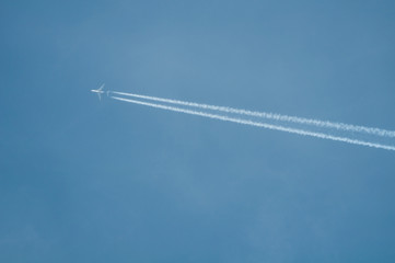 avion volando en cielo azul