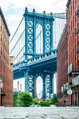 Fototapeten Manhattan Bridge zwischen Manhattan und Brooklyn über den East River, gesehen von einer schmalen Gasse, die an einem sonnigen Tag in der Washington Street in Dumbo, Brooklyn, NYC von zwei Backsteingebäuden umgeben ist? © Stefan