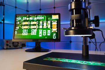 Inspection of the quality of silicon chips in the laboratory with a microscope