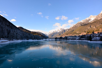 il lago ghiacciato di Auronzo, una bellissima cittadina nel cuore delle Dolomiti