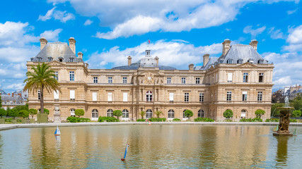 Fototapeta na wymiar Paris, the Senat in the Luxembourg garden, and the sailboats in the pond 