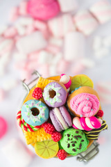 Стеклянная баночка, на который декор из полимерной глины в виде пончиков с разноцветной глазурью, фисташкового мороженого, маффина или капкейка с розовым кремом, макарунов, печенья