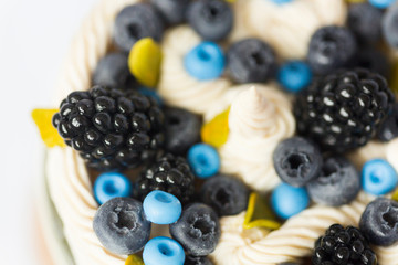 Стеклянная баночка, на который декор из полимерной глины в виде свежих ягод черники, ежевики, листьев мяты и взбитых сливок