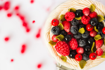 Стеклянная баночка с крышкой, на которой  декор из полимерной глины в виде свежих ягод красной и черной смородины, малины, землянике, листьев мяты и взбитых сливок