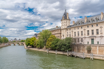 Fototapeta na wymiar Paris, panorama of the Pont-Neuf, the ile saint-louis and the quai des Orfevres, beautiful buildings and banks of the Seine 