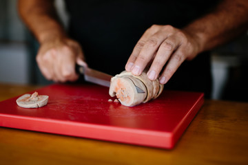 Obraz na płótnie Canvas Crop chef slicing fresh tuna