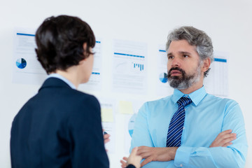 Chef hört Mitarbeiterin zu