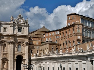 Fototapeta na wymiar Museos Vaticanos, plaza y Basílica de San Pedro, Roma, Italia.
