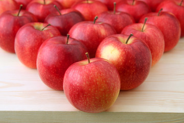 Fototapeta na wymiar Red apples on wooden background 