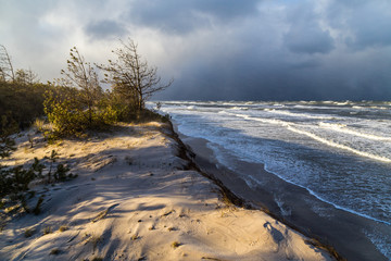 Plaża i morze Bałtyckie podczas sztormowej pogody w Słowińskim Parku Narodowym. 