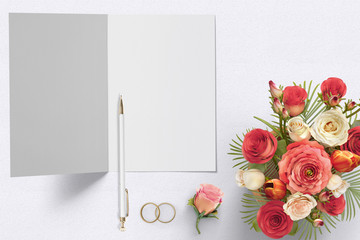 Einladungskarte, Blumenstrauß und Ringe auf Holzuntergrund 
