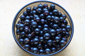 Clean and wet currants in a bowl